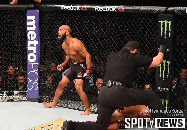 ▲ 드미트리우스 존슨은 랭킹 2위 헨리 세후도도 TKO로 이길 정도로 막강한 챔피언이다.