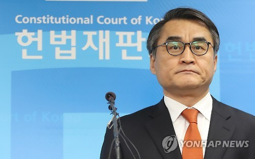 (서울=연합뉴스) 김도훈 기자 = 배보윤 헌법재판소 공보관이 8일 오후 서울 종로구 헌법재판소 브리핑실에서 박근혜 대통령 탄핵심판일을 알리고 있다.      탄핵심판은 10일 오전 11시 열리며 방송 생중계를 허용한다.     superdoo82@yna.co.kr