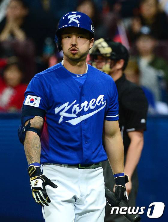 9일 오후 서울 구로구 고척스카이돔에서 열린 2017년 월드베이스볼클래식(WBC) 1라운드 한국과 대만의 경기에서 8회초 1사 1루 상황 한국 오재원이 삼진을 당하고 아쉬워하고 있다. 2017.3.9/뉴스1 © News1 임세영 기자