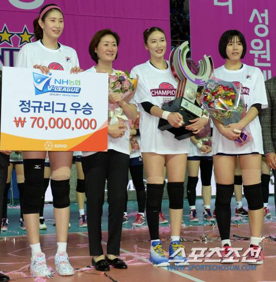 흥국생명과 인삼공사의 2016-2017 여자프로배구 경기가 7일 인천계양체육관에서 열렸다. 흥국생명이 3대0으로 승리하며 여자부 정규리그 우승을 차지했다. 김수지 박미희 감독 김수지 이재영이 우승트로피를 들어올리고 있다.  인천=허상욱 기자 wook@sportschosun.com/2017.03.07/