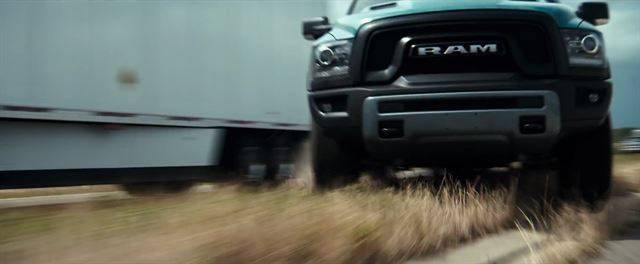 엉망이 된 리무진 대신 로건 일행의 발이 된 램 1500 레벨 픽업트럭