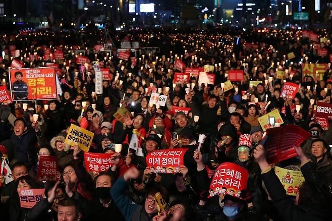 헌법재판소의 탄핵 인용으로 박근혜 대통령이 파면된 10일 오후 서울 광화문광장에 모인 시민들이 ‘촛불의 승리’를 자축하고 있다.  강창광 기자 chang@hani.co.kr