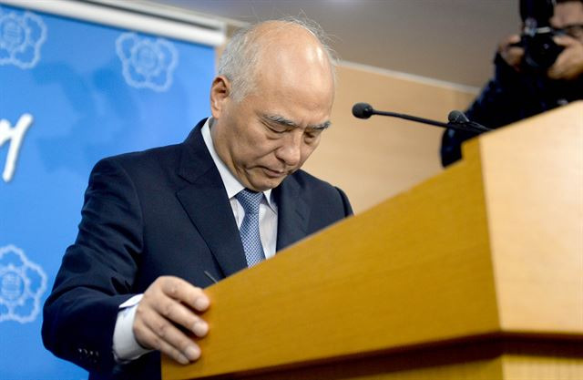 2014년 6월 문창극 국무총리 후보자가 사퇴 기자회견을 마치고 고개 숙여 인사하고 있다. 김주성기자