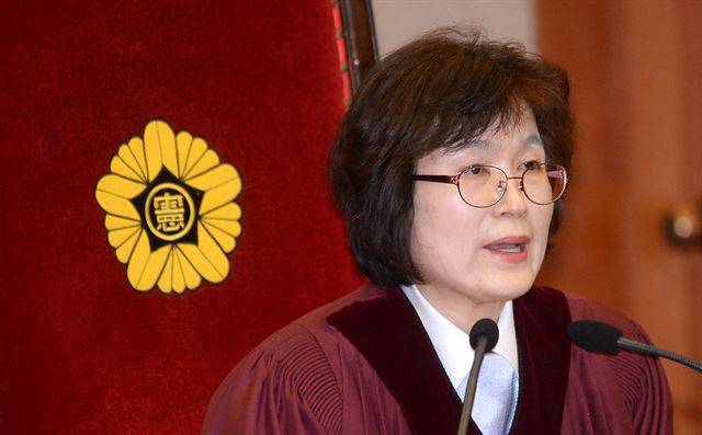 이정미 헌법재판소 소장 권한대행이 10일 오전 서울시 종로구 재동 헌법재판소 대심판정에서 열린 박근혜 대통령 탄핵심판을 선고하고 있다. 헌법재판소는 대통령 탄핵을 인용했다. 왕태석 기자