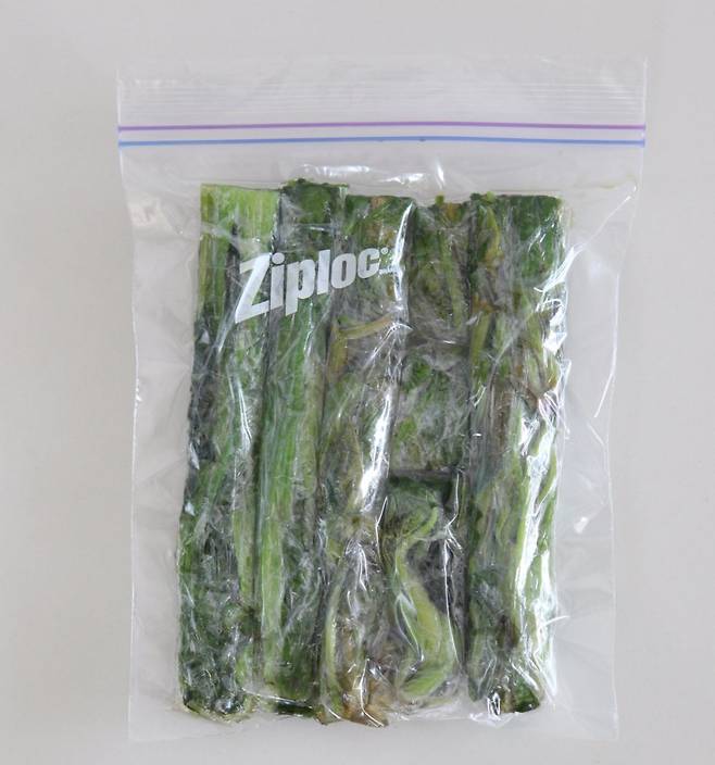 국에 넣거나 나물로 사용할 시금치는 손질해 데친 후 1회분씩 나눠 비닐랩으로 싼 후 이를 모아 지퍼백에 넣어 얼린다. [사진 '3배속 살림법']