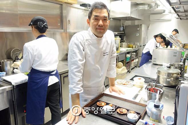 권우중 셰프가 자신의 한식 파인다이닝 ‘권숙수’ 주방을 지휘하고 있다.