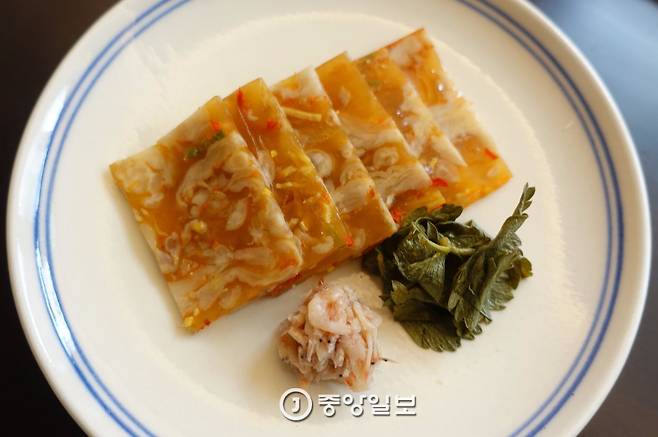 안동식 닭발 편육과 강화 잔새우젓·방아장아찌(기본음식).