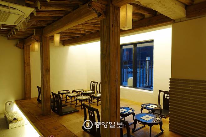 호족반 10개를 차려놓은 좌식 홀. 인원에 따라 좌석 편성을 쉽게 재배치할 수 있다. 8일 저녁 손님으로 갔더니 의외로 이 자리는 텅 비어 있었다. 좌식이 불편한 젊은 세대들은 선호하지 않는다고 홀 매나저가 말했다.