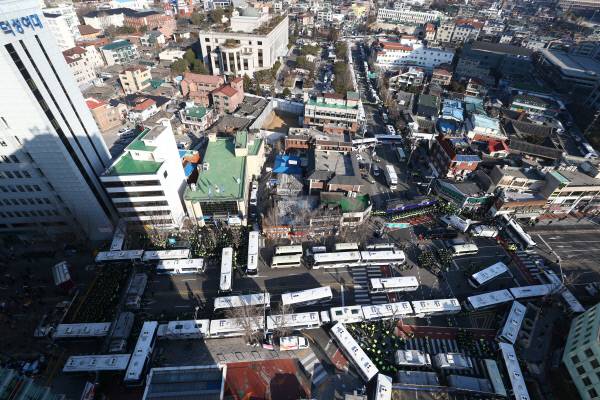 박근혜 대통령 탄핵 심판 최종 선고일인 10일 오전 서울 종로구 안국역 사거리에 헌법재판소로 향하는 길에 경찰 차벽이 설치되어 있다. 사진공동취재단
