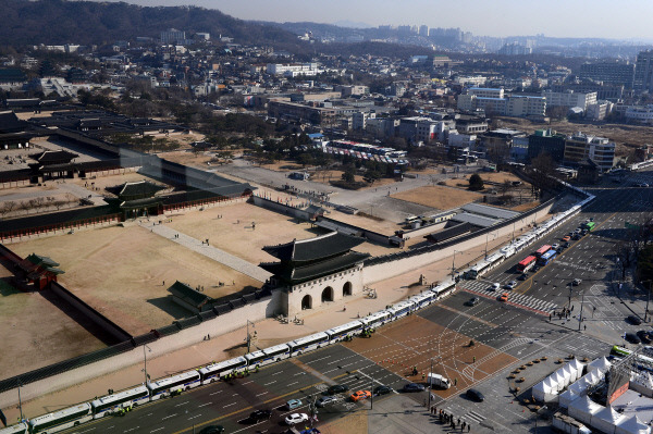 헌재의 탄핵심판 선고가 내려진 10일 오전  청와대인근 경복궁 주변에 경찰버스로 차벽이 설치되어 있다. 청와대사진기자단