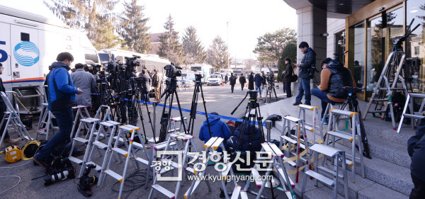 박근혜 대통령 탄핵 심판 선고일인 10일 오전 서울 종로구 헌법재판소 인근이 경찰의 ‘갑’호 비상령과 함께 삼엄한 경비와 통제가 이루어지며 취재진이 심판정 앞에서 대기하고  있다. 김기남 기자 kknphoto@kyunghyang.com