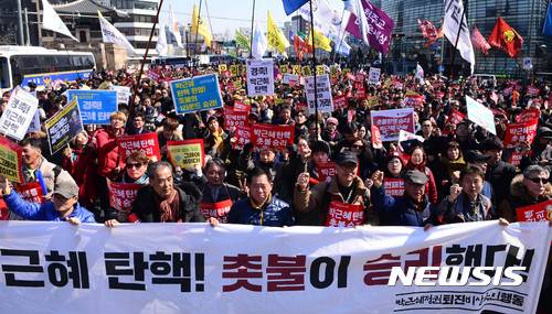 【서울=뉴시스】추상철 기자 = 헌법재판소가 박근혜 대통령의 파면을 선고한 10일 오전 서울 종로구 광화문 앞에서 집회 참가자들이 청와대로 행진하고 있다. 2017.03.10.   scchoo@newsis.com