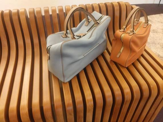 시몬느의 독자 브랜드 0914 제품. 시간의 결을 느낄 수 있는 간결하고 소박한 디자인이 돋보인다. 보그 인터내셔널 에디터 수지 멩키스는 시몬느가 한국에서 나온 첫번째 글로벌 패션 브랜드가 될 것이라고 예언했다.