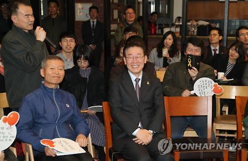 (서울=연합뉴스) 안정원 기자 = 더불어민주당 대선주자인 이재명 성남시장(앞줄 오른쪽)이 12일 오후 서울 정동 한 카페에서 열린 가계부채 공약발표에 참석, 환하게 웃고 있다.     jeong@yna.co.kr