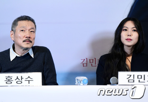 불륜설 질문을 받는 홍상수 감독과 김민희. © News1스타/ 권현진 기자