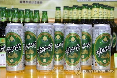 (서울=연합뉴스) 북한 대동강 맥주공장에서 처음으로 대동강 캔맥주를 생산했다고 재일본조선인총연합회(조선총련) 기관지 조선신보가 13일 보도했다. 사진은 대동강 캔맥주가 진열된 모습. 2017.3.13       [국내에서만 사용가능. 재배포 금지. For Use Only in the Republic of Korea. No Redistribution]      nkphoto@yna.co.kr