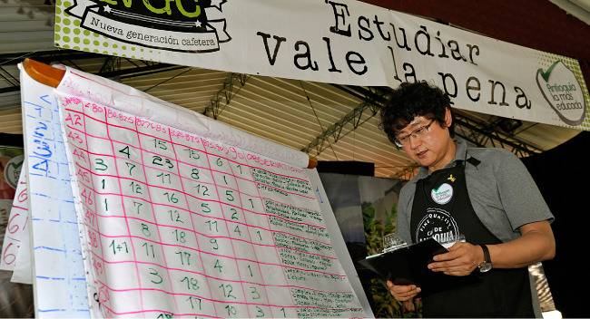 2014년 콜롬비아 안티오키아 주에서 열린 ‘베스트 컵 오브 커피’ 콘테스트 심사위원 활동 당시의 필자. [사진제공 · 커피비평가협회]