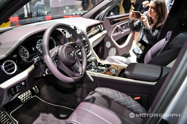 벤테이가의 백미는 뭐니뭐니해도 실내다. 아날로그와 디지털의 결합이며, 천연소재의 집합체다. 소재의 고급스러움은 굳이 말할 필요도 없다. (사진=김상영 기자)