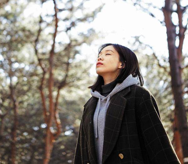 [헬스조선]체내 독소 배출을 도우려면 일어나자 마자 스트레칭을 하고, 매일 30분씩 산책을 하는 게 도움이 된다/사진=헬스조선 DB