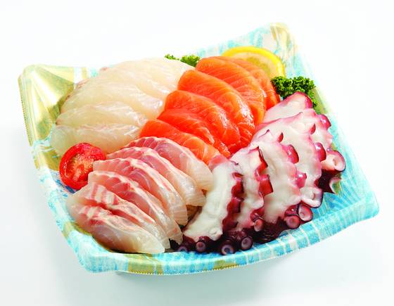 철갑상어와 광어, 연어, 문어회가 함께 담김 철갑상어모듬회.