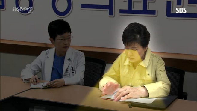 ▲ 박근혜씨는 '수첩공주'라는 별명을 얻을 정도로 자신의 생각을 말하기보다 참모들이 써준 원고를 읽기만 해 비판을 받았다. 사진=SBS스페셜 화면 갈무리