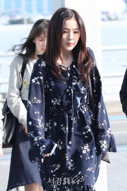 레드벨벳 아이린이 16일 오후 멕시코에서 열리는 케이콘 콘서트에 참석하기 위해 인천 중구 운서동에 위치한 인천국제공항을 통해 출국하고 있다.