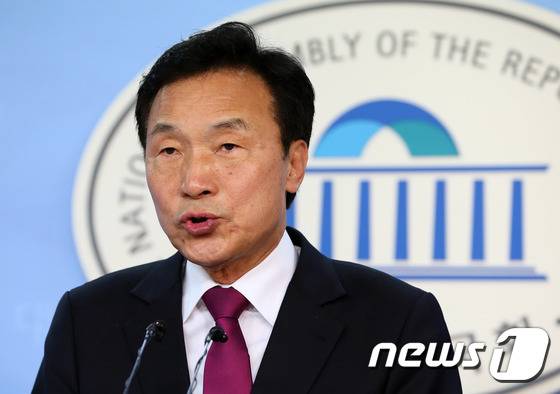손학규 국민의당 대선 주자가 17일 서울 여의도 국회 정론관에서 '교육개혁' 관련 공약을 발표하고 있다. 2017.3.17/뉴스1 © News1 송원영 기자