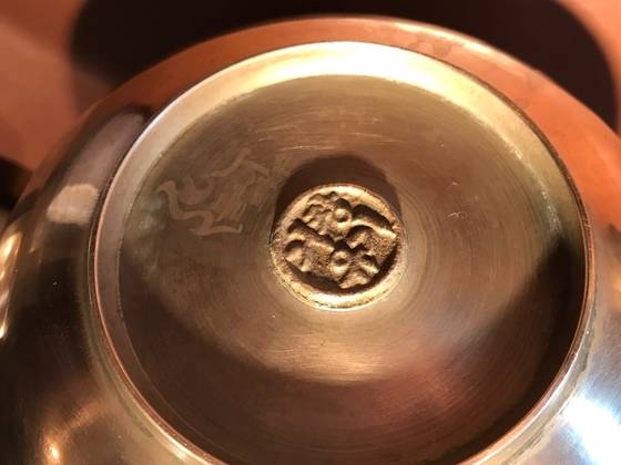 놋그릇 받침 굽 안에 새긴 거창유기 표지. 표면에 주물로 찍어낸 자국이 그대로 남아있다. 돈이 모자라 중고를 구입하다 보니 원 사용자의 로고도 희미하게 보인다.