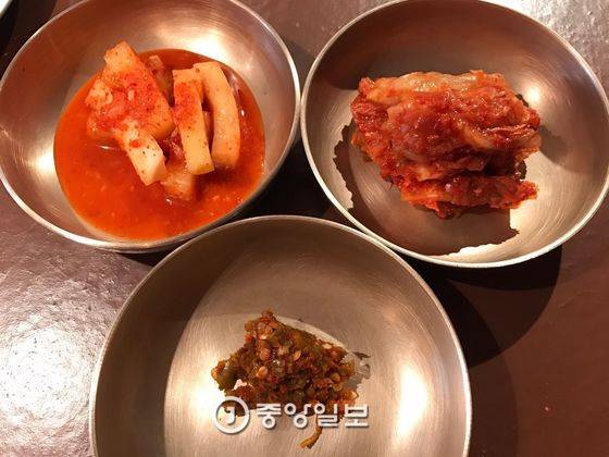 배추김치·깍두기와 절임고추 다진 양념으로 구성된 1인용 반찬 세트. 김치는 옥동식 셰프의 고향 부산에서 집안 어른이 담가서 대준다. 진한 젓갈을 쓴 경남 남해안 스타일이다. 잘 익어서 맛이 깊다. 옥 셰프가 담근 깍두기는 시원해서 돼지곰탕과 잘 맞는다. 절임고추 양념은 곰탕 속 고기를 건져 얹어 먹으면 좋다.