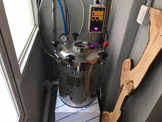 돼지곰탕을 끓이는 약탕기. 고압에서 끓이기 때문에 1차 가열조리는 2시간이면 끝난다.