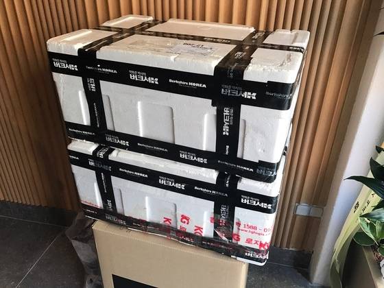 남원에서만 생산되는 버크셔K 돼지고기가 매일 택배로 도착한다. 버크셔K는 버크셔를 한국에 맞게 적응시킨 순종 흑돼지 품종이다. 고기가 돼지곰탕이 되기까지는 꼬박 사흘이 걸린다.