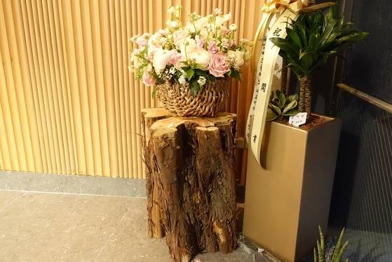 간판을 만들고 남은 100년 묵은 향나무 한 토막은 음식점 화분 받침대로 쓰고 있다.