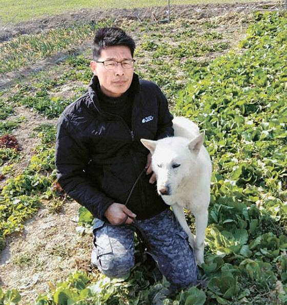 박근혜 전 대통령의 진돗개 원주인인 김기용씨와 희망이 아빠인 ‘백두’. [사진 김기용씨]