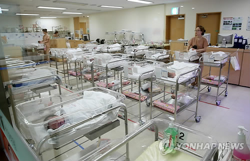 2017년 2월 22일 서울의 한 산부인과 전문병원 신생아실.