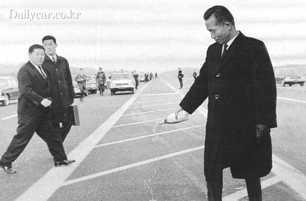 경부고속도로 개통식의 박정희 전 대통령 (제공: 국가기록원)