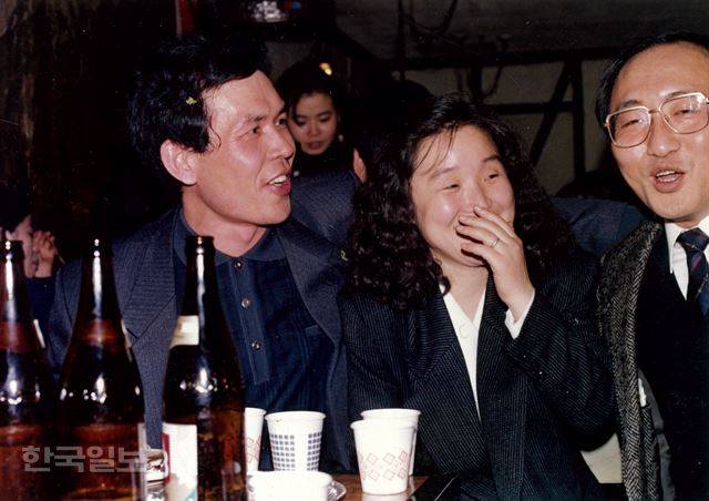 결혼식 피로연에서 심상정 대표 부부가 하객 노회찬(오른쪽) 현 정의당 원내대표와 대화하고 있다. 정의당 제공