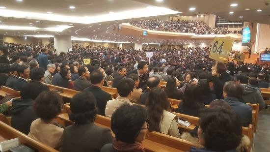 서울 명성교회 8100여명의 성도들이 19일 교회에서 개최된 공동의회에 참석해 교회합병과 위임목사 청빙을 위한 설명을 듣고 있다.