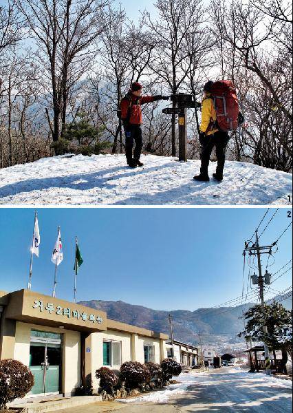 [월간산]1 명봉 정상에서 남동쪽으로 본 대룡산 정상. 2 거두2리 마을회관에서 올려다 본 명봉(왼쪽)과 갑둔이고개(가운데 안부).