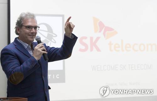 (서울=연합뉴스) 윤동진 기자 = 나이언틱 오마르 텔레즈 글로벌 사업담당이 20일 오전 서울 중구 SK텔레콤 기자실에서 열린 ‘SKT-나이앤틱-포켓몬코리아, 공동 마케팅 "AR 기술 협력" 관련 기자회견에서 발언하고 있다.       SK텔레콤은 국내 이동통신사 가운데 처음으로 포켓몬고 제작사 나이앤틱·포켓몬코리아와 공식 파트너십 계약을 체결하고, 21일부터 포켓몬고 공동 마케팅에 나선다고 이날 밝혔다. 2017.3.20     mon@yna.co.kr