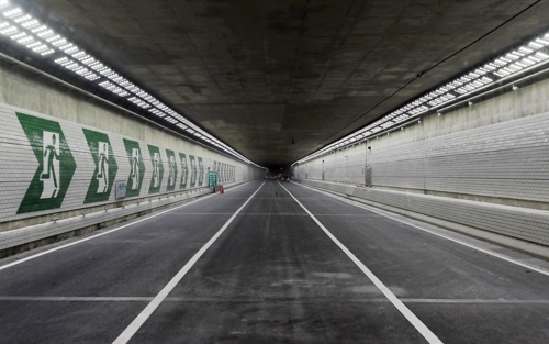 (인천=연합뉴스) 윤태현 기자 = 인천과 김포를 잇는 인천김포고속도로(제2외곽순환고속도로) 개통을 사흘 앞둔 20일 오전 인천시 중구 인천김포고속도로 인천 북항 터널이 쭉 뻗어 있다. 이 터널은 총 5.5㎞ 길이로 동구 화수부두와 북항 바다 밑을 통과하는 국내 최장 해저터널(최저심도 59ｍ)이다. 2017.3.20  tomatoyoon@yna.co.kr  (끝)