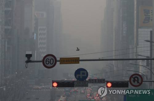 (서울=연합뉴스) 한상균 기자 = 21일 오전 서울 시내가 미세먼지로 뿌옇게 보이고 있다.     xyz@yna.co.kr
