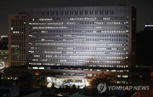 (서울=연합뉴스) 한종찬 기자 = 박근혜 전 대통령이 피의자 신분으로 조사를 받기 위해 서울중앙지검으로 출석한 21일 오후 서울 중앙지검 청사에 불이 켜져있다. 2017.3.21      saba@yna.co.kr
