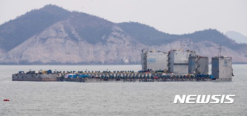 【진도=뉴시스】사진공동취재단 = 22일 오전 전남 진도군 세월호 침몰 해역에서 잭킹바지선 선원들이 시험인양에 필요한 준비작업을 하고 있다. 2017.03.22.     photo@newsis.com