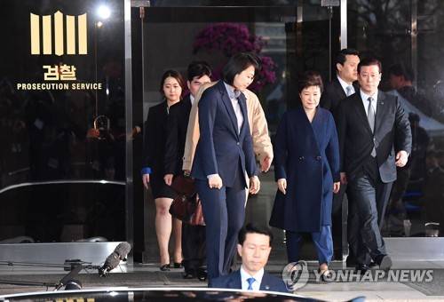 (서울 사진공동취재단=연합뉴스) 14시간 동안의 피의자 조사와 밤샘 조서열람 및 검토를 마친 박근혜 전 대통령이 22일 오전 서울 서초동 서울중앙지검 청사를 나서고 있다.   2017.3.22     uwg805@yna.co.kr