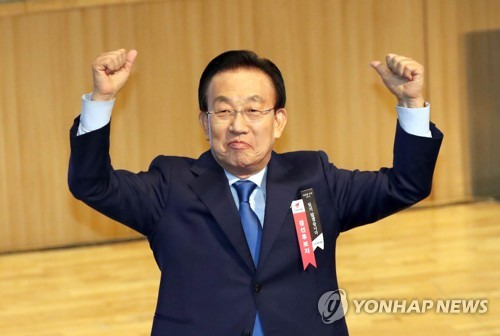 (부산=연합뉴스) 조정호 기자 = 22일 오전 부산 해운대구 벡스코에서 자유한국당이 부산·울산·경남 지역 당원들을 대상으로 마련한 제19대 대통령후보선거 비전대회에서 김관용 경북도지사가 손을 들어 인사하고 있다. ccho@yna.co.kr