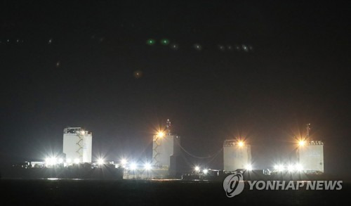 (진도=연합뉴스) 이진욱 기자 = 22일 오후 전남 진도군 세월호 인양 구역에서 본인양 작업이 진행되고 있다.  cityboy@yna.co.kr