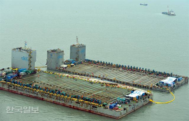 중국 인양업체인 상하이샐비지의 재킹바지선 두척이 세월호 인양작업을 진행하고 있다.