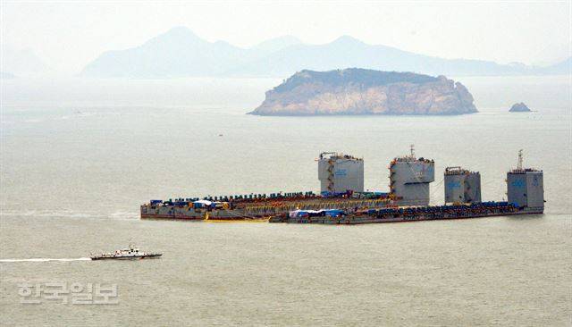 동거차도 앞바다에서 중국 인양업체인 상하이샐비지의 재킹바지선 두 척이 세월호 인양작업을 진행하고 있다.