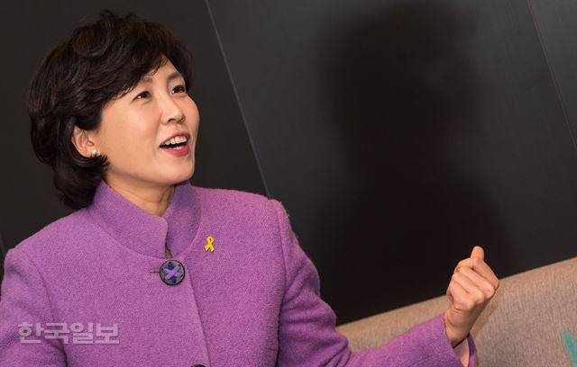 이재명 성남시장의 부인 김혜경씨는 “남편은 아무런 정치적 유산도 물려받지 않았고 계파도 없다”며 “국민의 적자로 불러줬으면 좋겠다”고 말했다. 류효진기자 jsknight@hankookilbo.com