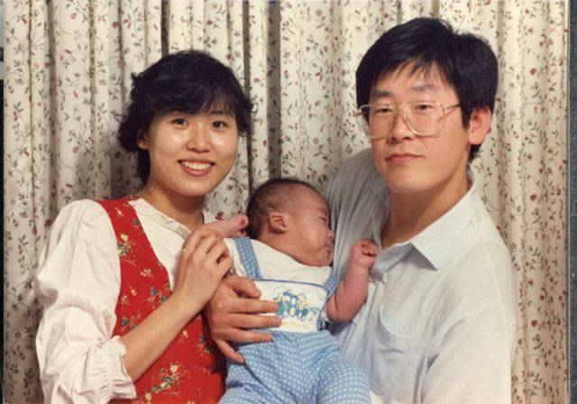 첫 아들 동호씨를 안고 있는 이재명 성남시장과 부인 김혜경씨. 이재명 캠프 제공